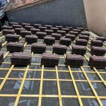 Changement de tuiles cassées sur une toiture par WR Couverture en Essonne (91) – Intervention rapide pour prévenir les infiltrations.